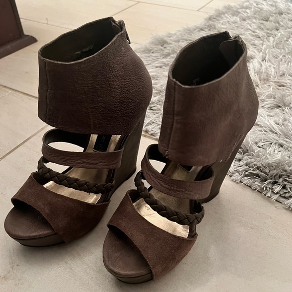 Steve Madden “Wrecked” Taupe - Picture 8 of 8